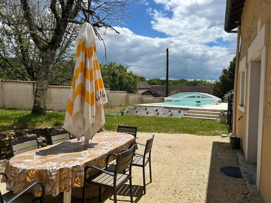 Holiday home Maison Avec Piscine En Perigord Mensignac